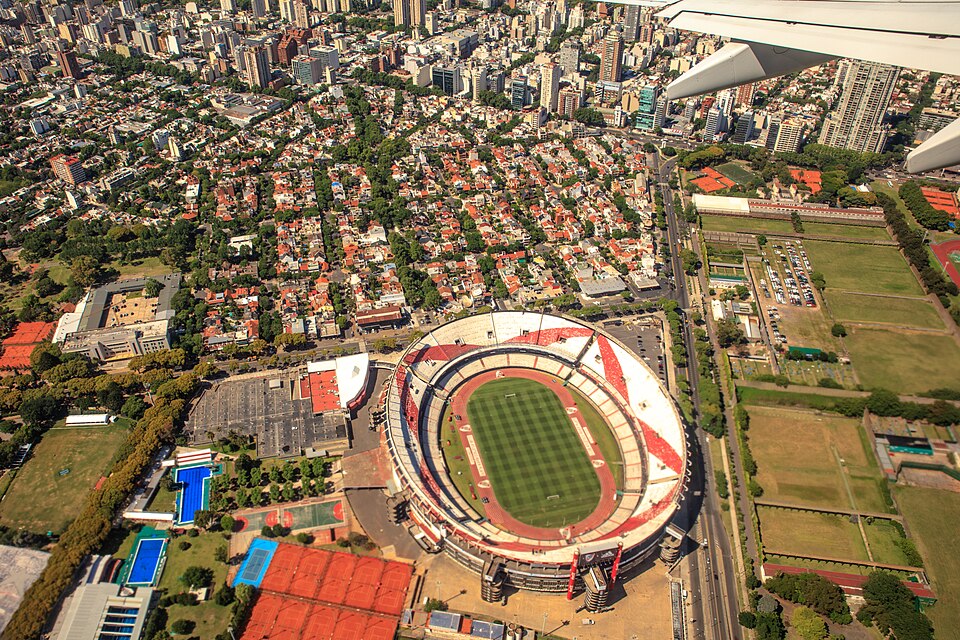 Vista aérea del estadio Monumental durante un partido