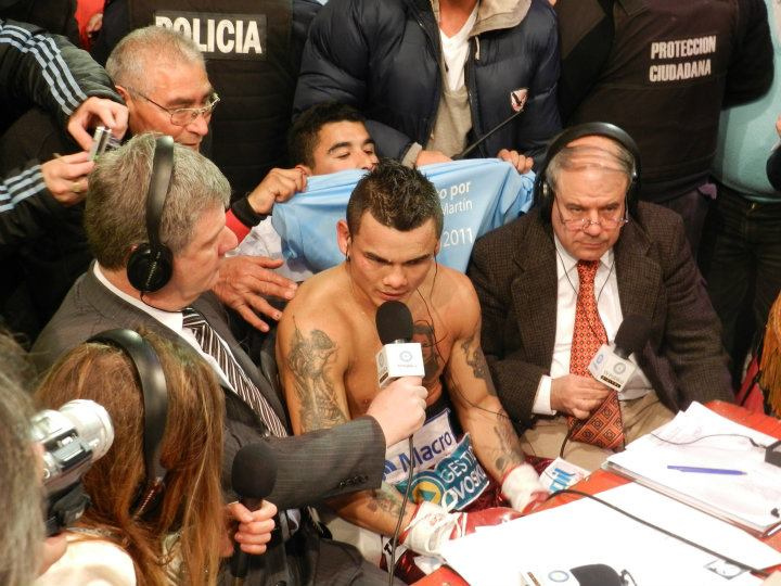 Pizarra táctica con movimientos de jugadores señalados