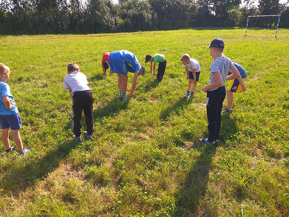 Vista aérea de un partido de fútbol con ambos equipos replegados