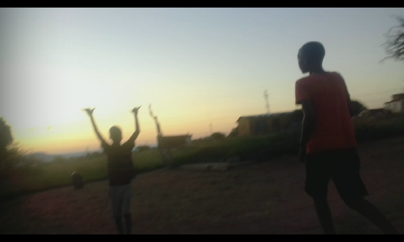 Hinchas viendo un partido decisivo en un bar deportivo