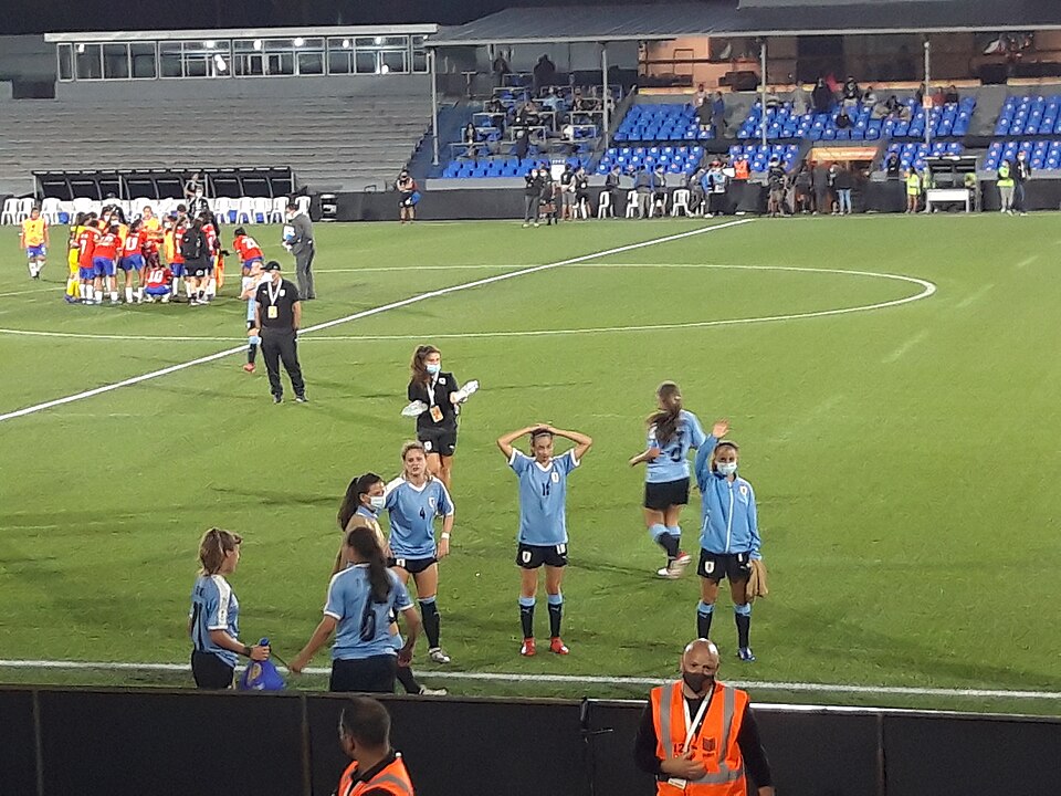 Hinchas siguiendo un partido europeo en un bar deportivo
