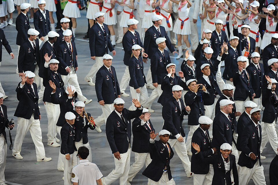 Panorámica de una arena de baloncesto llena durante un partido nocturno