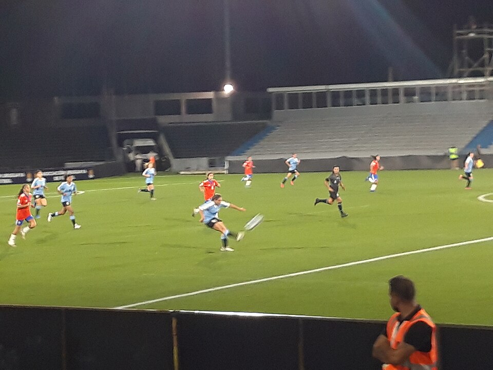 Vista aérea de un partido de fútbol con estadio lleno