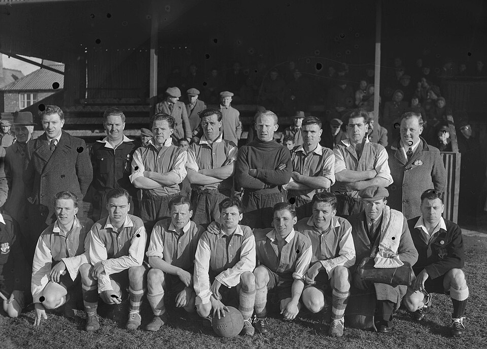 Aficionados siguiendo un partido y revisando cuotas en vivo