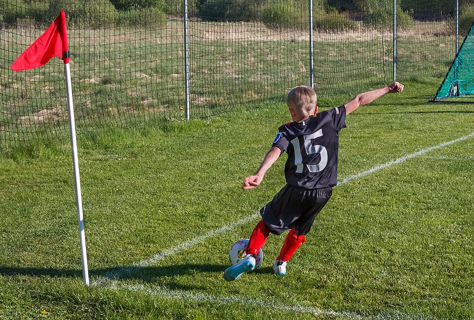 Jugador ejecutando un tiro de esquina