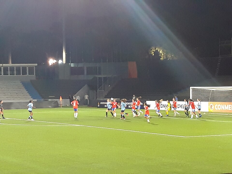 Estadio de fútbol argentino iluminado antes de un partido nocturno